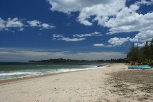 Arugam bay beach | Image Credit – Kondephy, CC BY-SA 4.0 via Wikipedia Commons